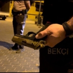 Devriye atan ekipleri görünce tabancayı kaldırıma attı