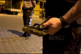 Devriye atan ekipleri görünce tabancayı kaldırıma attı