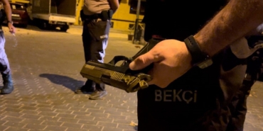 Devriye atan ekipleri görünce tabancayı kaldırıma attı