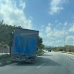 Direksiyon başında fenalaşan sürücü orta refüje çıktı