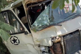 Direksiyon hakimiyetini kaybeden minibüs tarlaya uçtu