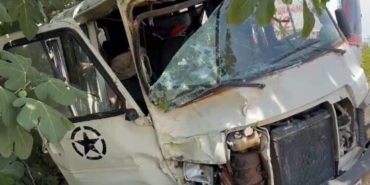 Direksiyon hakimiyetini kaybeden minibüs tarlaya uçtu