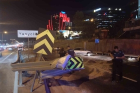 Direksiyon hakimiyetini kaybeden otomobil sürücüsü refüje çarparak durabildi: 1 yaralı