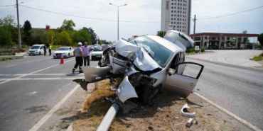 Direksiyon kontrolünü kaybetti, aydınlatma direğini devirdi