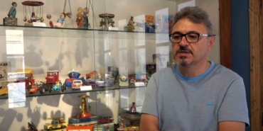 Doğduğu asırlık binayı oyuncak ve kumbara müzesi yaptı