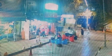 Dükkana geldi, esnafı vurdu: O anlar kamerada