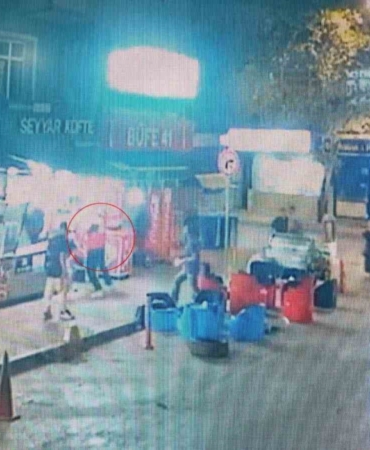 Dükkana geldi, esnafı vurdu: O anlar kamerada