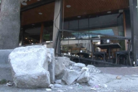 Dükkanına dalan otomobil sürücüsüyle kaza sonrası çay içerek sohbet etti