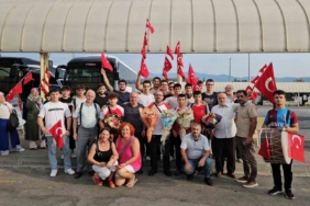 Dünyanın bileğini büken ikizler, memleketinde coşkuyla karşılandı