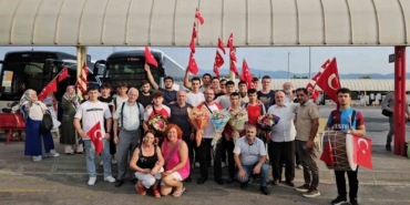 Dünyanın bileğini büken ikizler, memleketinde coşkuyla karşılandı