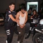 Dur ihtarına uymayan otomobildeki şüpheliler saklandıkları evde yakalandı