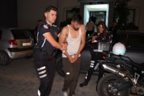 Dur ihtarına uymayan otomobildeki şüpheliler saklandıkları evde yakalandı