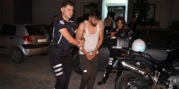 Dur ihtarına uymayan otomobildeki şüpheliler saklandıkları evde yakalandı