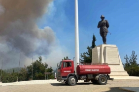 Eceabat’taki orman yangını rüzgarın etkisiyle büyüyor