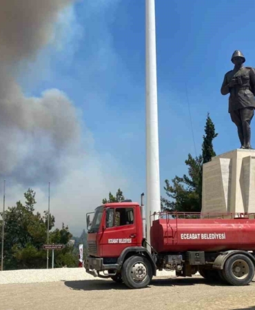 Eceabat’taki orman yangını rüzgarın etkisiyle büyüyor