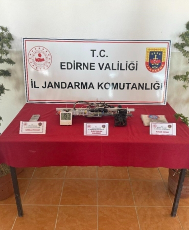 Edirne’de araçta ve evde yapılan aramada uyuşturucu çıktı