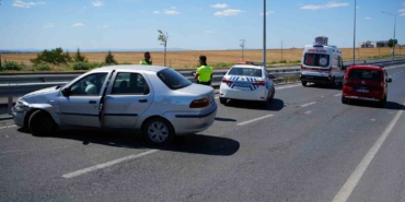 Edirne’de bariyerlere çarpan otomobildeki 2 kişi yaralandı