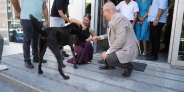 Edremit Belediye Başkanı Ertaş sahipsiz köpeği sahiplendi
