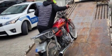 Ehliyetsiz motosiklet sürücüsüne 4 ayrı suçtan 26 bin 90 TL ceza uygulandı