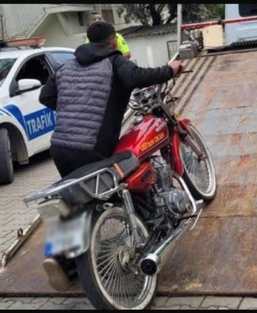 Ehliyetsiz motosiklet sürücüsüne 4 ayrı suçtan 26 bin 90 TL ceza uygulandı