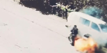 Elektrik bisiklet yandı, sürücü canını zor kurtardı