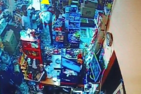 Eline geçirdiği tüpü bakkal çalışanına fırlattı: Dehşet anı kamerada