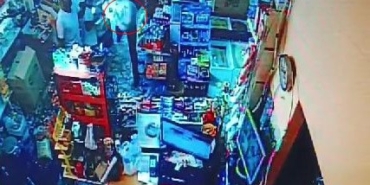 Eline geçirdiği tüpü bakkal çalışanına fırlattı: Dehşet anı kamerada