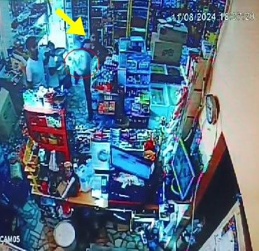 Eline geçirdiği tüpü bakkal çalışanına fırlattı: Dehşet anı kamerada