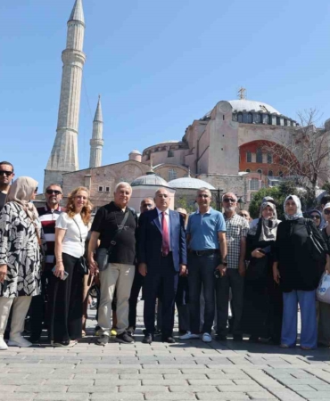 ‘Emekliler Yılı’ kapsamında düzenlenen etkinlikte emekliler İstanbul’un tarihi yerlerini gezdi