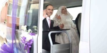 Engelsiz taksi gelin arabası oldu: Ömür boyu mutluluğa taşıdı