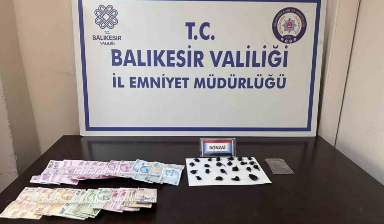Erdek’te bir şahıs üzerinde 22 paket bonzai ile yakalandı