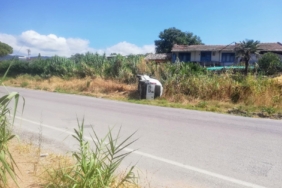 Erdek’te virajı alamayan ticari araç takla attı