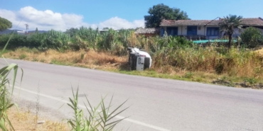 Erdek’te virajı alamayan ticari araç takla attı