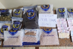 Esenyurt’ta baskın düzenlenen evden uyuşturucu fışkırdı