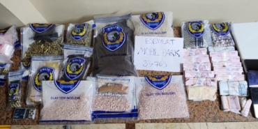 Esenyurt’ta baskın düzenlenen evden uyuşturucu fışkırdı