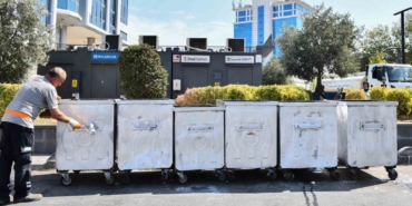 Esenyurt’ta çöp konteynerlerinin bakım ve onarımlarını yapıyor