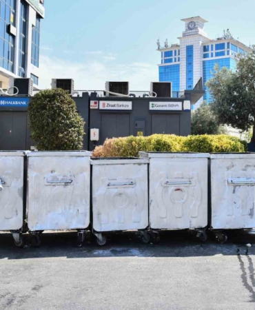 Esenyurt’ta çöp konteynerlerinin bakım ve onarımlarını yapıyor