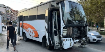 Esenyurt’ta freni patlayan servis minibüsü ortalığı birbirine kattı