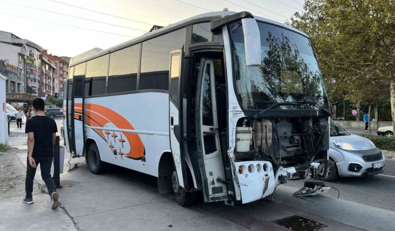 Esenyurt’ta freni patlayan servis minibüsü ortalığı birbirine kattı