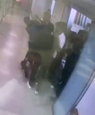 Esenyurt’ta hastane güvenliğine yumruklu saldırı kamerada