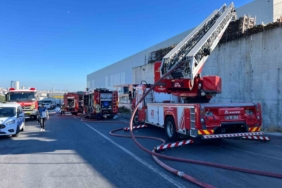 Esenyurt’ta Migros’un lojistik deposunda çıkan yangın söndürüldü