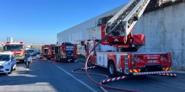 Esenyurt’ta Migros’un lojistik deposunda çıkan yangın söndürüldü