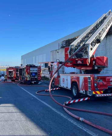 Esenyurt’ta Migros’un lojistik deposunda çıkan yangın söndürüldü
