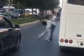 Esenyurt’ta motosikletli bir çift kendilerini sıkıştıran servis aracına kaskla saldırdı