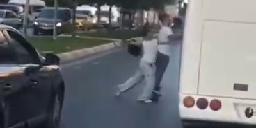 Esenyurt’ta motosikletli bir çift kendilerini sıkıştıran servis aracına kaskla saldırdı