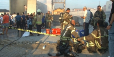 Esenyurt’ta park halindeki tırlar alev alev yandı