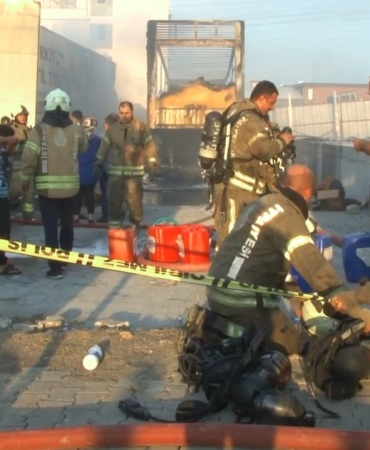 Esenyurt’ta park halindeki tırlar alev alev yandı