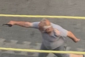 Esenyurt’ta sokakta oyun oynayan çocuğu darp eden adam, ardından silahla etrafa ateş etti