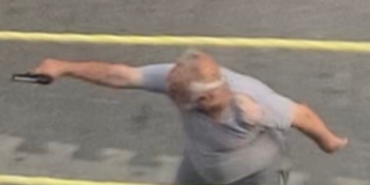 Esenyurt’ta sokakta oyun oynayan çocuğu darp eden adam, ardından silahla etrafa ateş etti