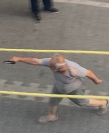 Esenyurt’ta sokakta oyun oynayan çocuğu darp eden adam, ardından silahla etrafa ateş etti